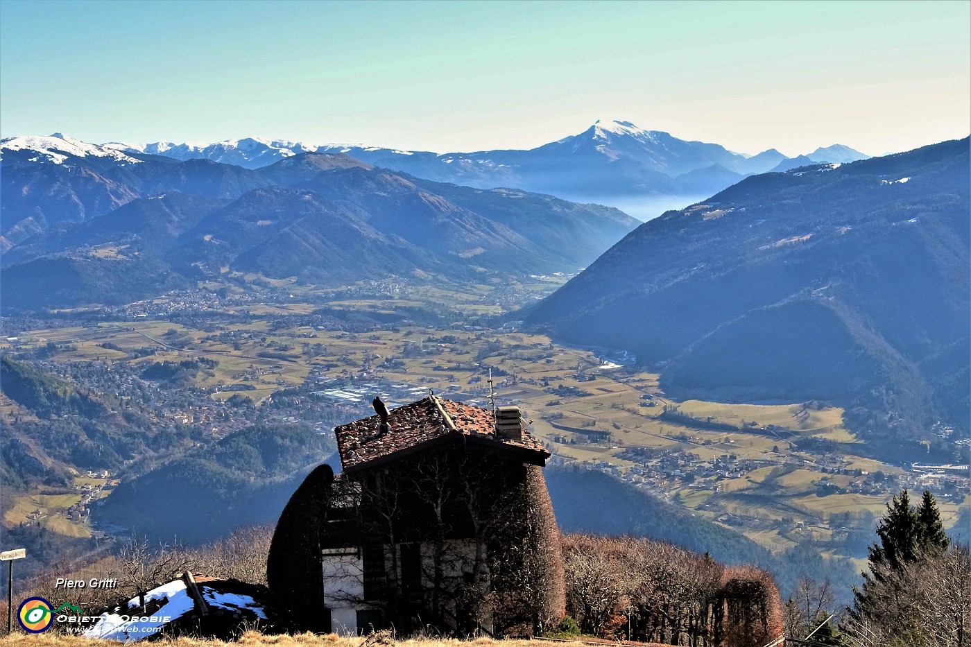 33 Bel roccolo panoramico sulla vallata.JPG